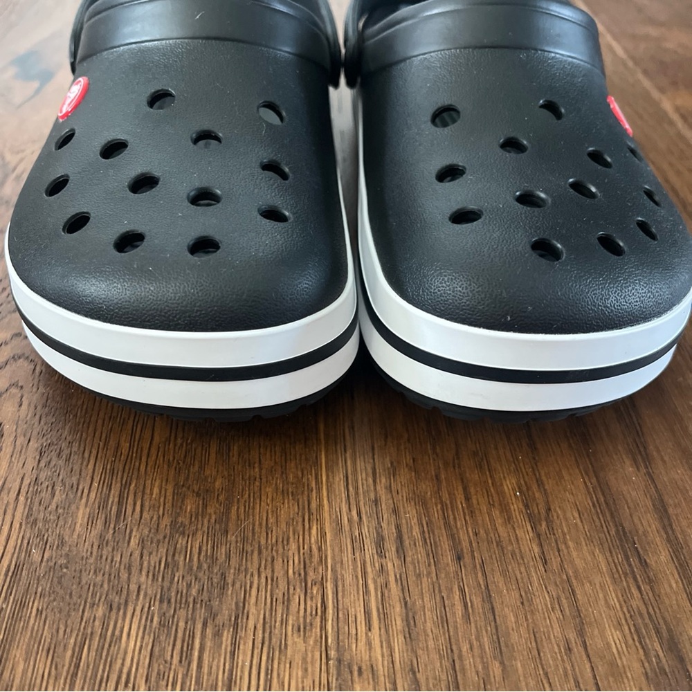 Crocs Crocband Clog Black/White Unisex Men’s 6 Women’s 8 Sandals Slip On EUC - Picture 2 of 9